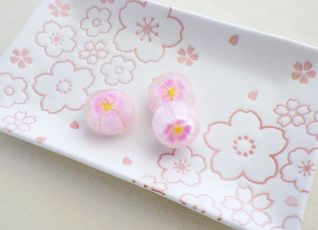 桜のお菓子なら合格祈願の縁起物としても人気の“お徳用さくら