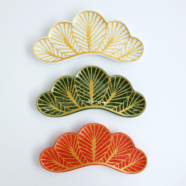 日本のおめでたいシンボル、松竹梅の松を模った松葉型前菜皿。