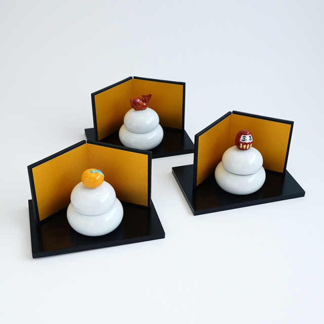 有田焼鏡餅 金屏風 木台付 化粧箱入り 有田焼鏡餅 金屏風 木台付 化粧箱入り