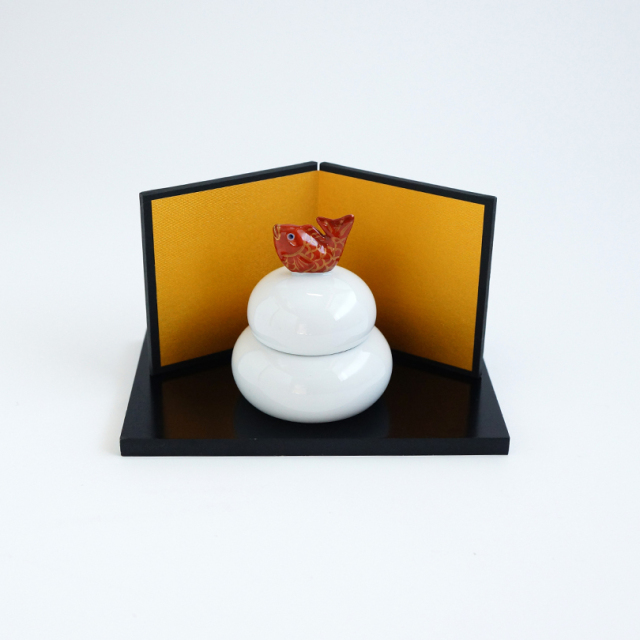 有田焼鏡餅 金屏風 木台付 化粧箱入り 有田焼鏡餅 金屏風 木台付 化粧箱入り