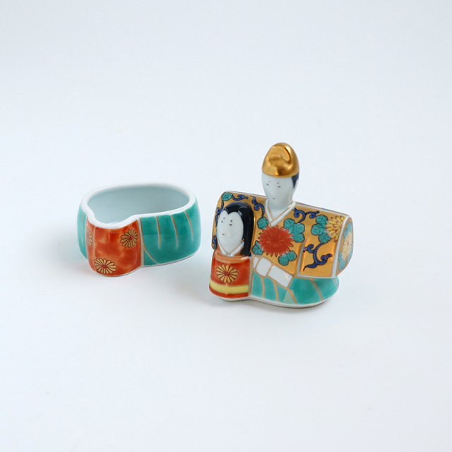 大きなプレートに、型押ししたちらし寿司とこの蓋珍味に菜の花の辛子