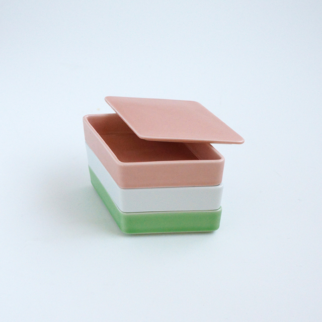 菱餅のような三段重です。金平糖などお菓子を入れたり、飾るだけでも