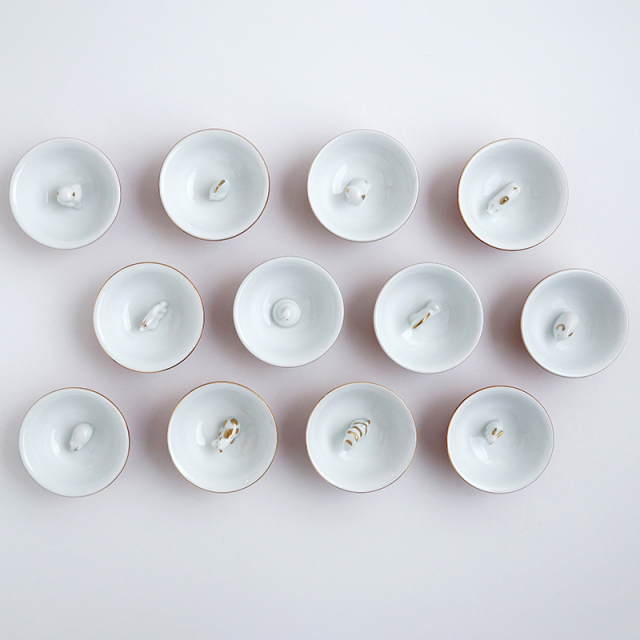 かわいい小さな干支をあしらった朱巻干支 十二支平盃。