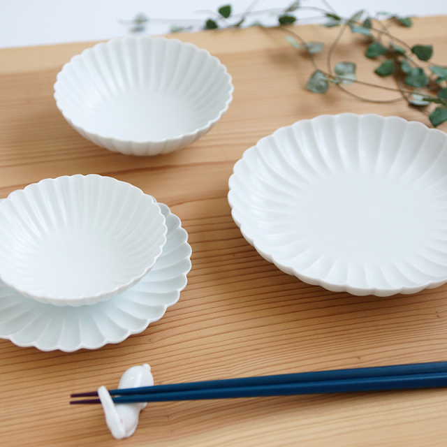 白マット 菊彫取鉢 (小)は和え物やヨーグルトと果物など、デザート鉢に