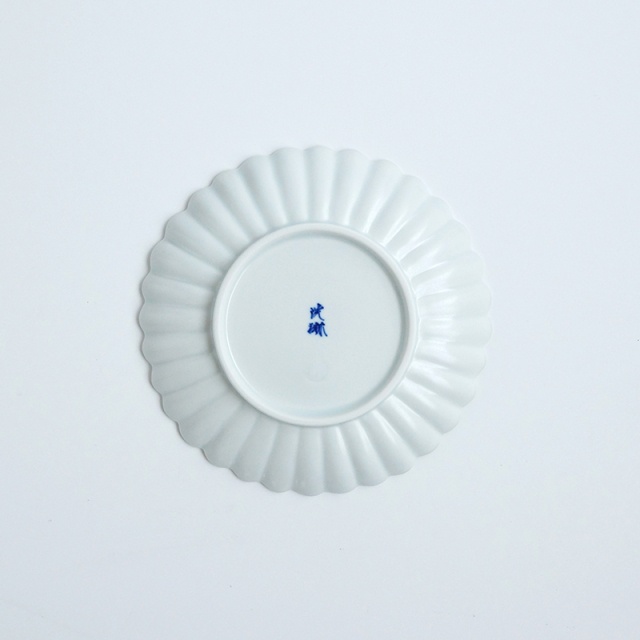 白マット 菊彫5寸皿トはマットな釉薬で仕上げた菊の花型の5寸皿です