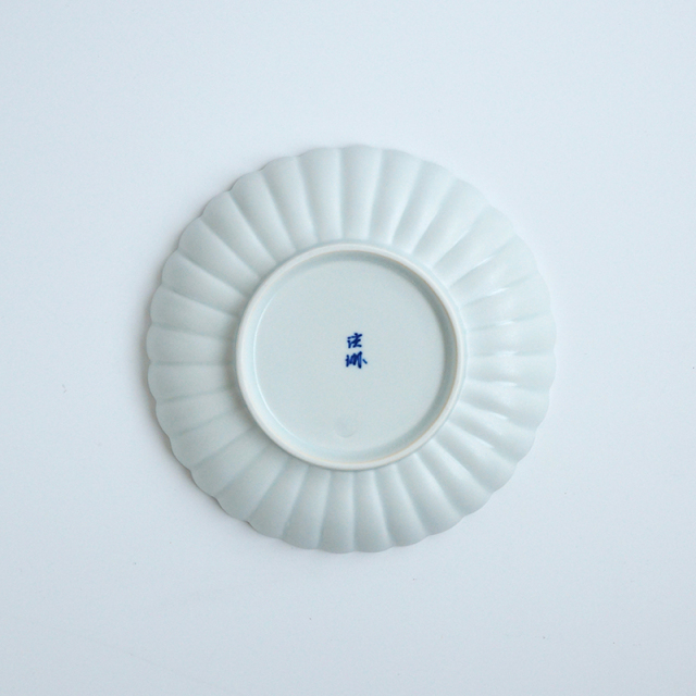 白マット 菊彫6寸皿は和洋どちらにもどんなお料理にも合わせられます