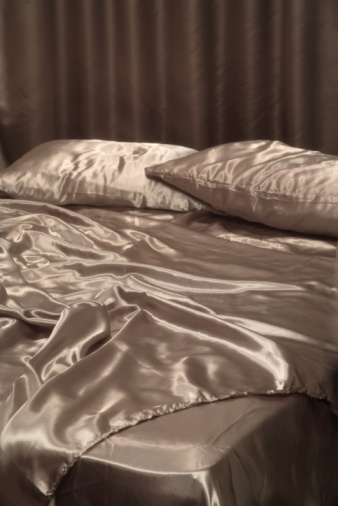 【完売御礼】kinuシルクサテンボックスシーツ　シングル_100cm×200cm×35cm　シャンパン色　