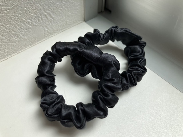 シルク サテン シュシュ ヘアゴム【ブラック】レギュラー サイズ 12mm シルク100％ KINUオリジナル 2個セット