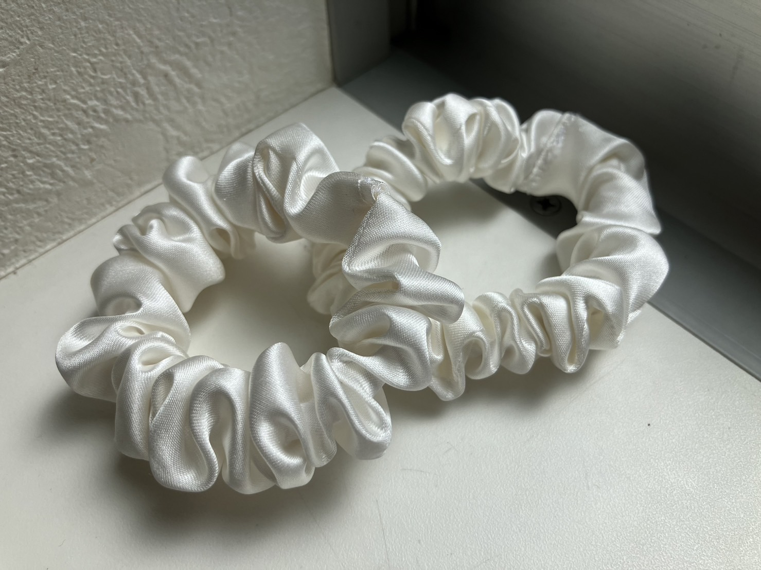 シルク サテン シュシュ ヘアゴム【ホワイト】レギュラー サイズ 12mm シルク100％ KINUオリジナル 2個セット