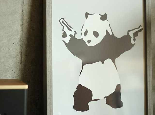 Panda with Guns（バンクシー）アートポスター Amazon.com: ARTCANVAS Panda with Guns Canvas Art Print