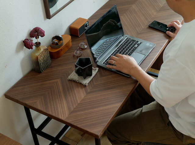 ウォールナット色　カウンターテーブル　ヴィンテージ　テーブル　デスク Amazon｜tac INTERIOR カウンターテーブル 140㎝ コンセント付き