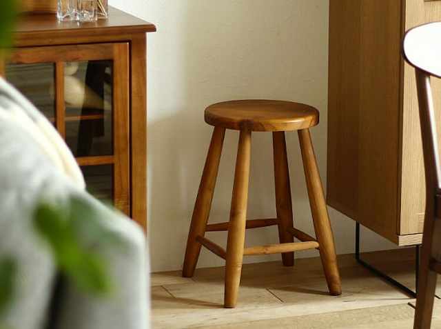 オールドパインラウンドスツール Hort（ホルト）｜北欧・ヴィンテージ