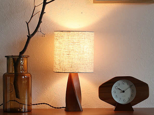 シンプルなデザイン。シェードの上下からこぼれるナチュラルな光。シンプルな照明。 シンプルなデザイン。シェードの上下からこぼれるナチュラルな光