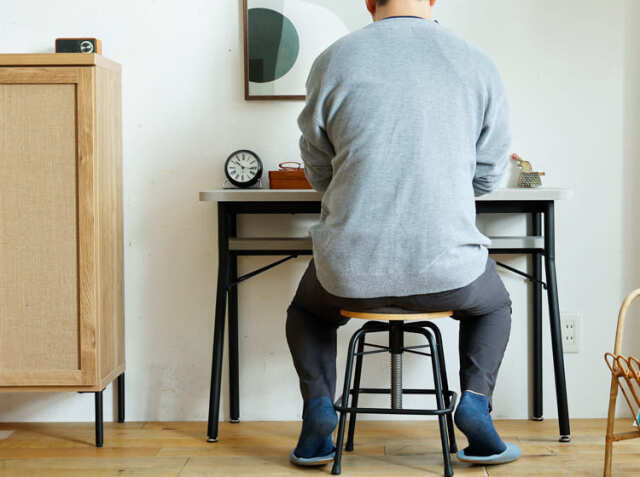 北欧の落ち着いたデザインです。 サイズ▶︎幅：110 奥行き：61 高さ：68cm カウンターデスク mild（ミルド） ストーングレータイプ｜北欧