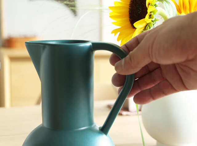 raawii Strom ウォータージャグ Lサイズ ネイビー Raawii Strøm Jug – Design Within Reach