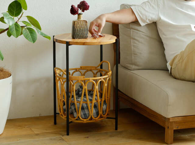 ラタンバスケット付きサイドテーブル Ratt（ラット）｜北欧