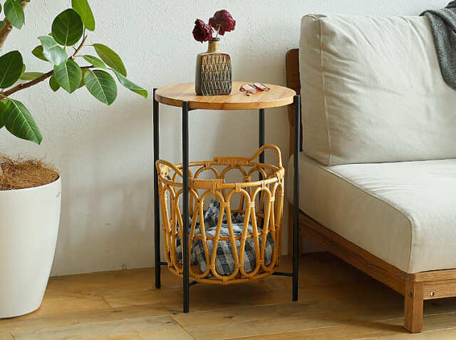 ラタンバスケット付きサイドテーブル Ratt（ラット）｜北欧