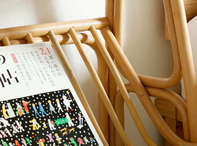 マガジンラック付きラタンサイドテーブル Tobecom（トベコム）｜北欧