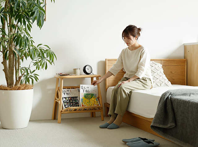 マガジンラック付きラタンサイドテーブル Tobecom（トベコム）｜北欧