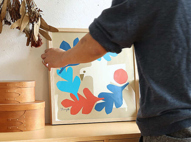 アートポスター 白い鳥が飛ぶ 「切り絵作家 YUYA デザイン」｜北欧