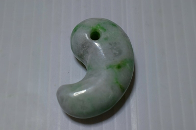 糸魚川産　翡翠　勾玉