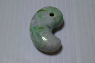 糸魚川産　翡翠　勾玉