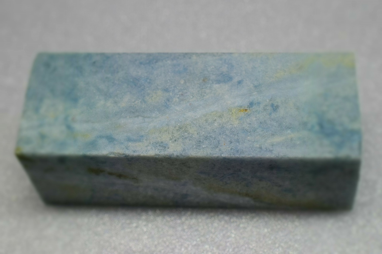 糸魚川産　翡翠原石　青