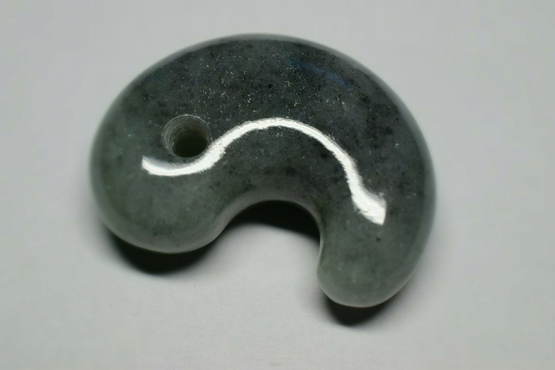 糸魚川産翡翠　勾玉　30mm