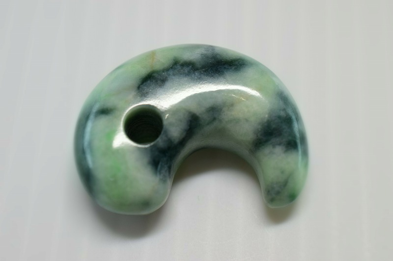 糸魚川産翡翠　勾玉　28mm