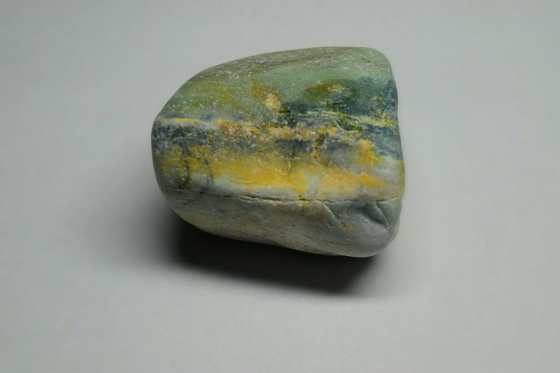 【最終処分】糸魚川翡翠　山石　青海系　上質 最終処分】糸魚川翡翠 青海系山石 薄緑