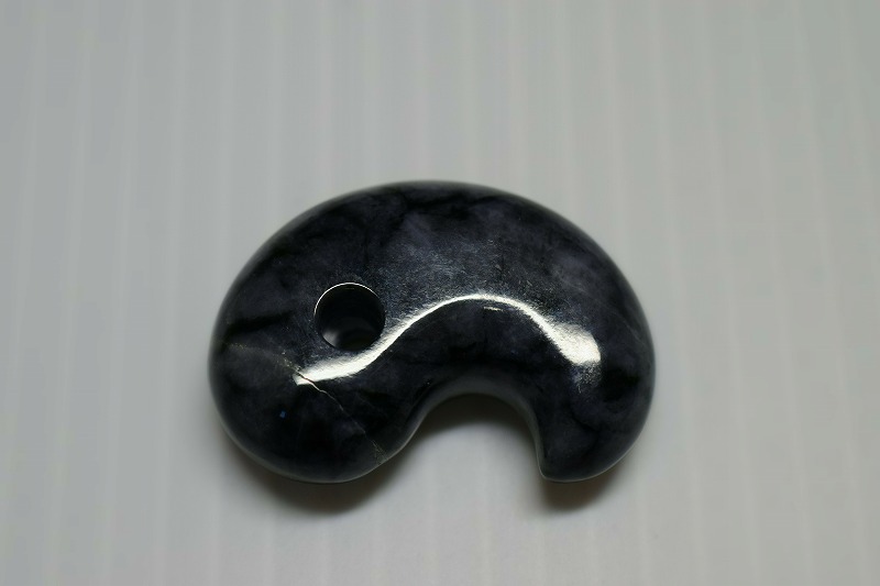 糸魚川産翡翠　勾玉　30mm
