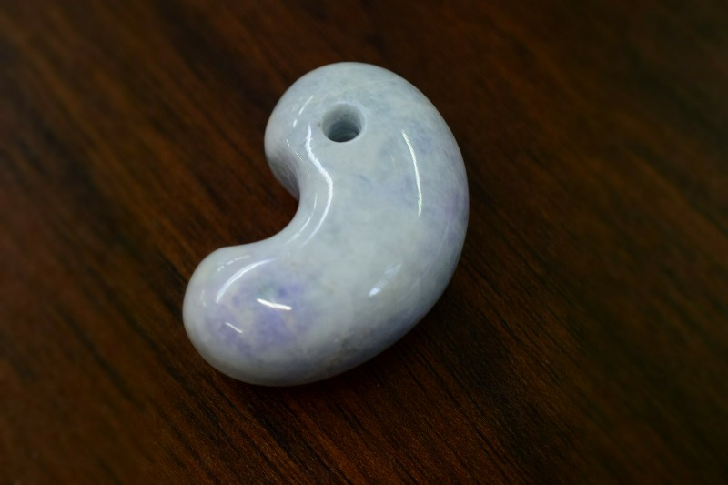 糸魚川産　ラベンダー 勾玉 32mm