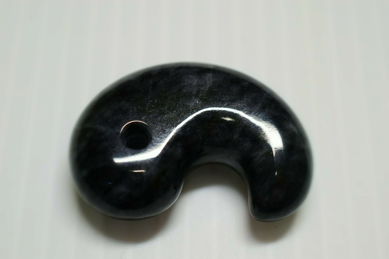 糸魚川産翡翠　勾玉　32mm