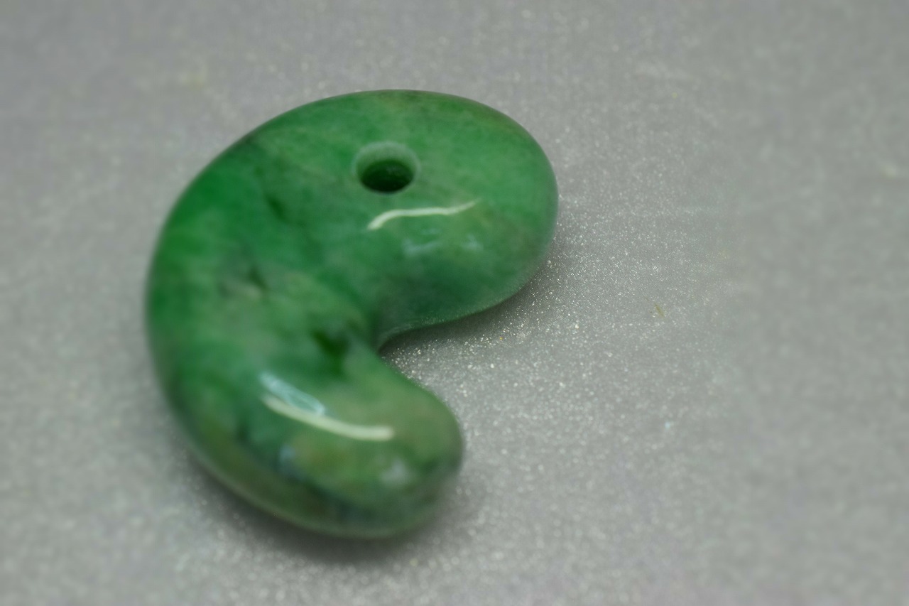 糸魚川産　翡翠　勾玉