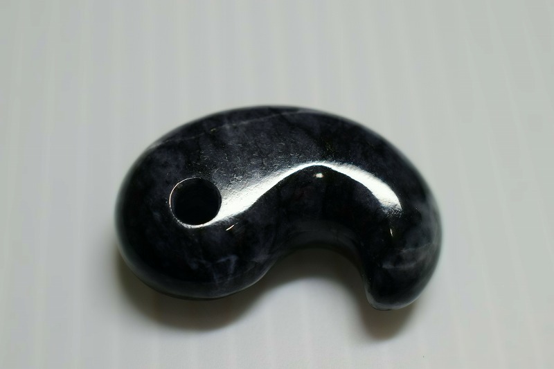 糸魚川産翡翠　勾玉　32mm