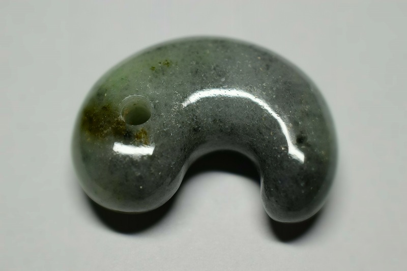 糸魚川産翡翠　勾玉　30mm