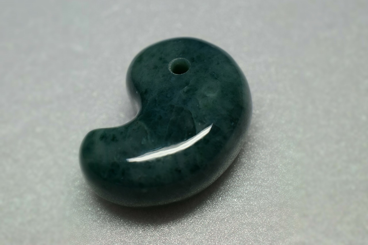 糸魚川産　翡翠勾玉  37mm
