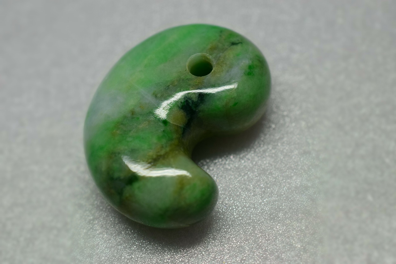 糸魚川産　翡翠　勾玉