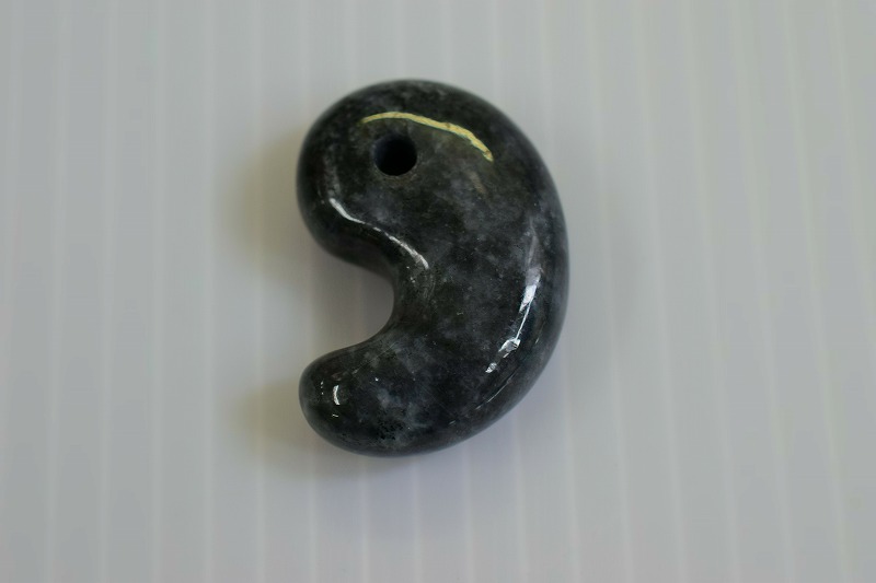 糸魚川産翡翠　勾玉　33mm