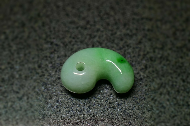 糸魚川産翡翠　勾玉　20mm