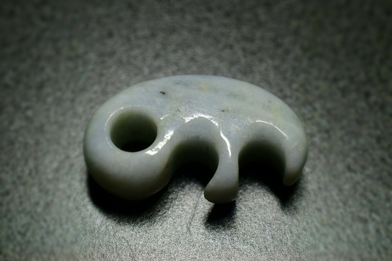 糸魚川産翡翠　勾玉(獣型)　33mm