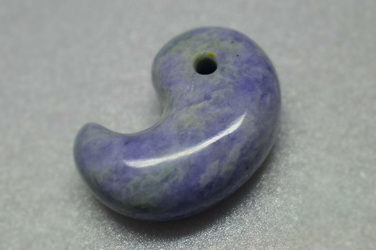 糸魚川産　翡翠　勾玉