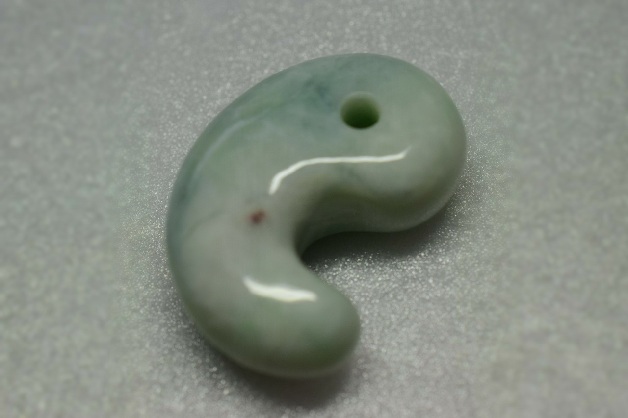 糸魚川産　勾玉 33mm