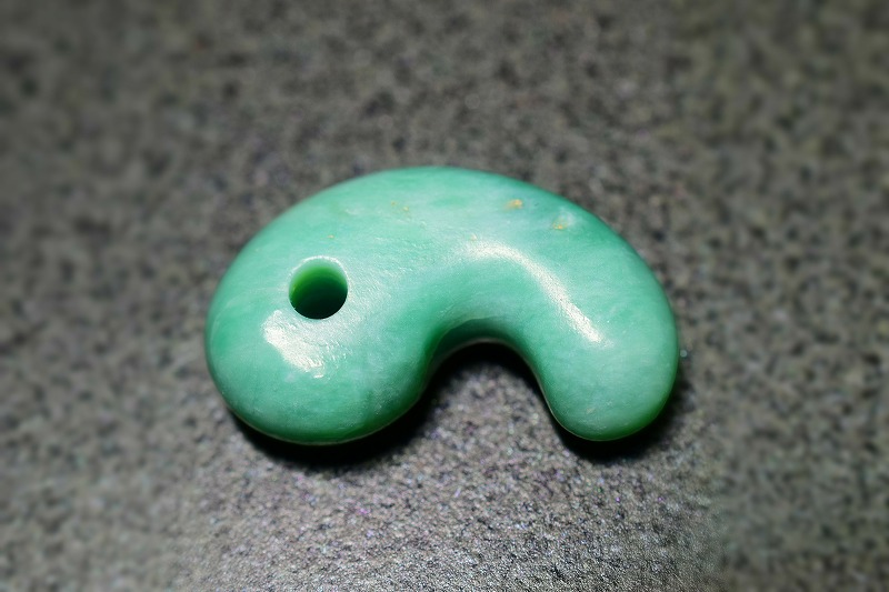 糸魚川産海石　勾玉　27mm