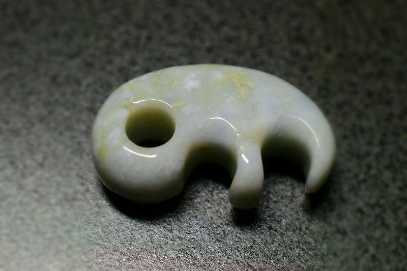糸魚川産翡翠　勾玉(獣型)　34mm