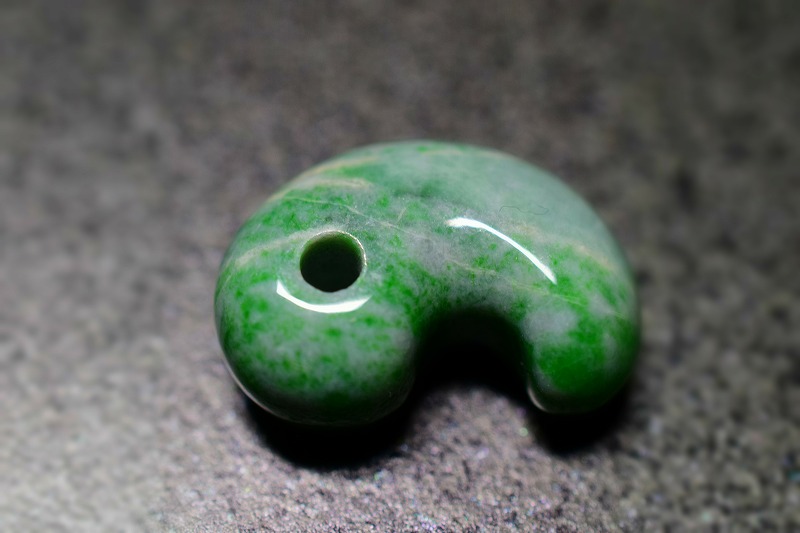 糸魚川産翡翠　勾玉　18mm
