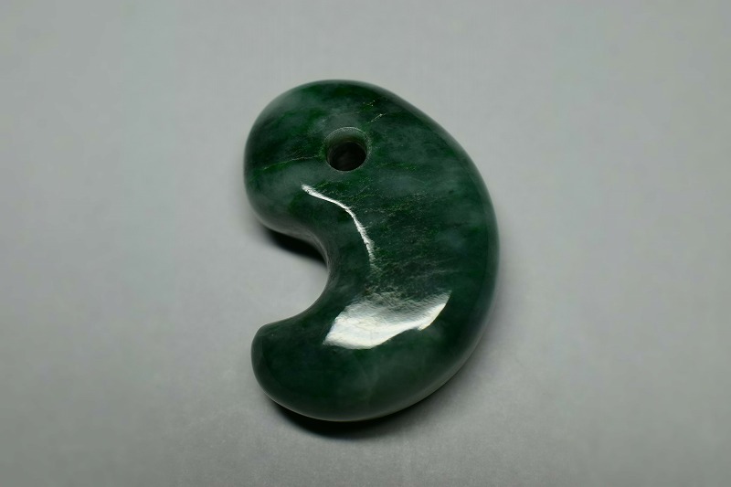 糸魚川産翡翠　勾玉　30mm