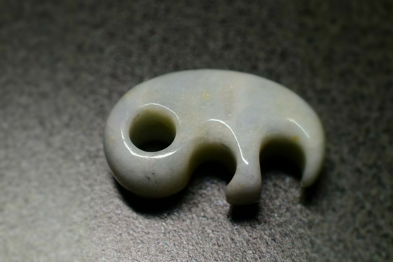 糸魚川産翡翠　勾玉(獣型)　33mm