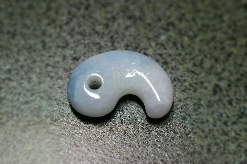 糸魚川産翡翠　勾玉　18mm