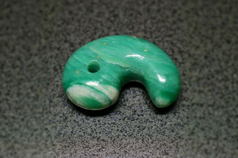 糸魚川産海石　勾玉　35mm